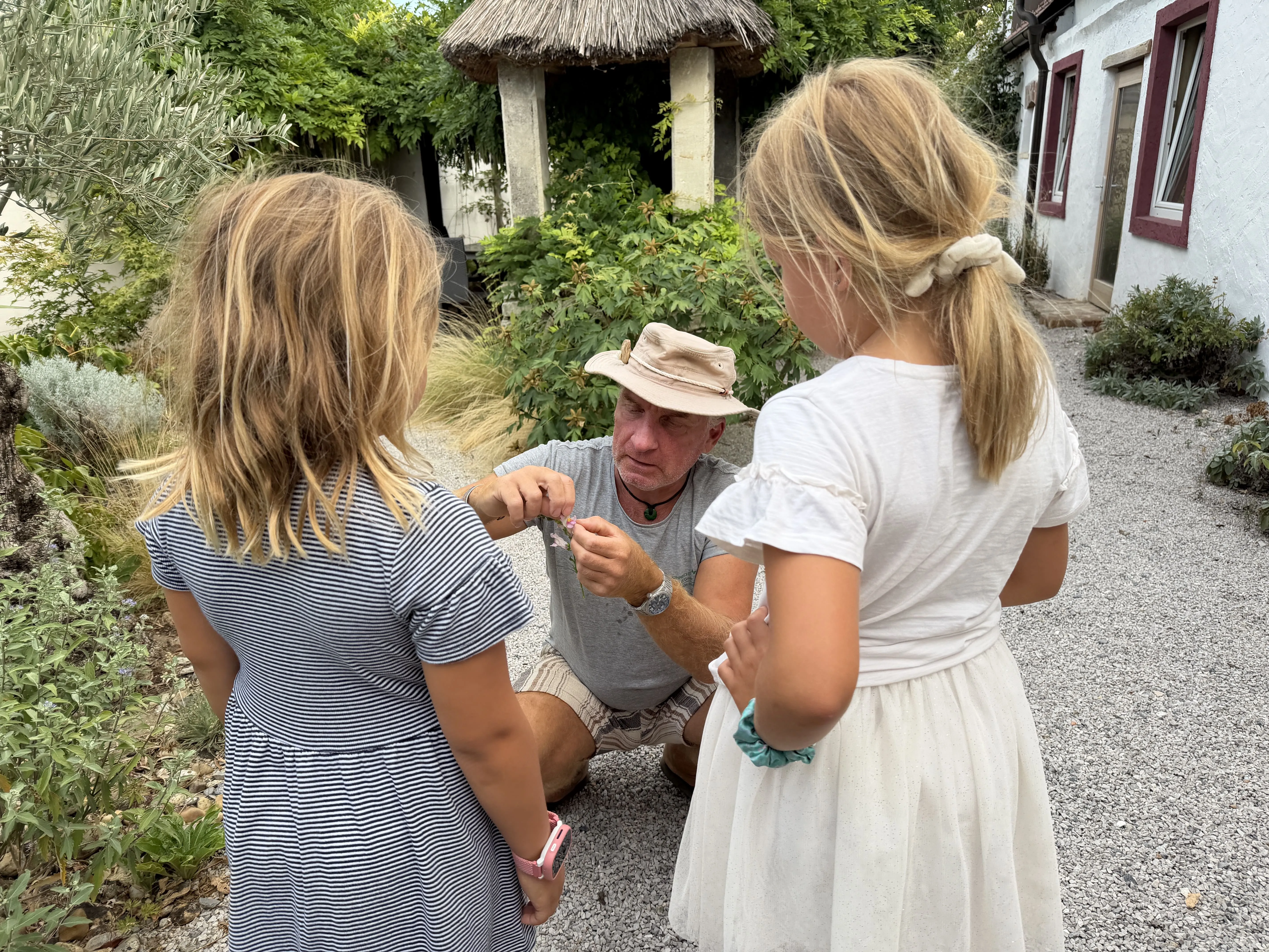 Thomas Reinprecht in einem naturnahen Garten