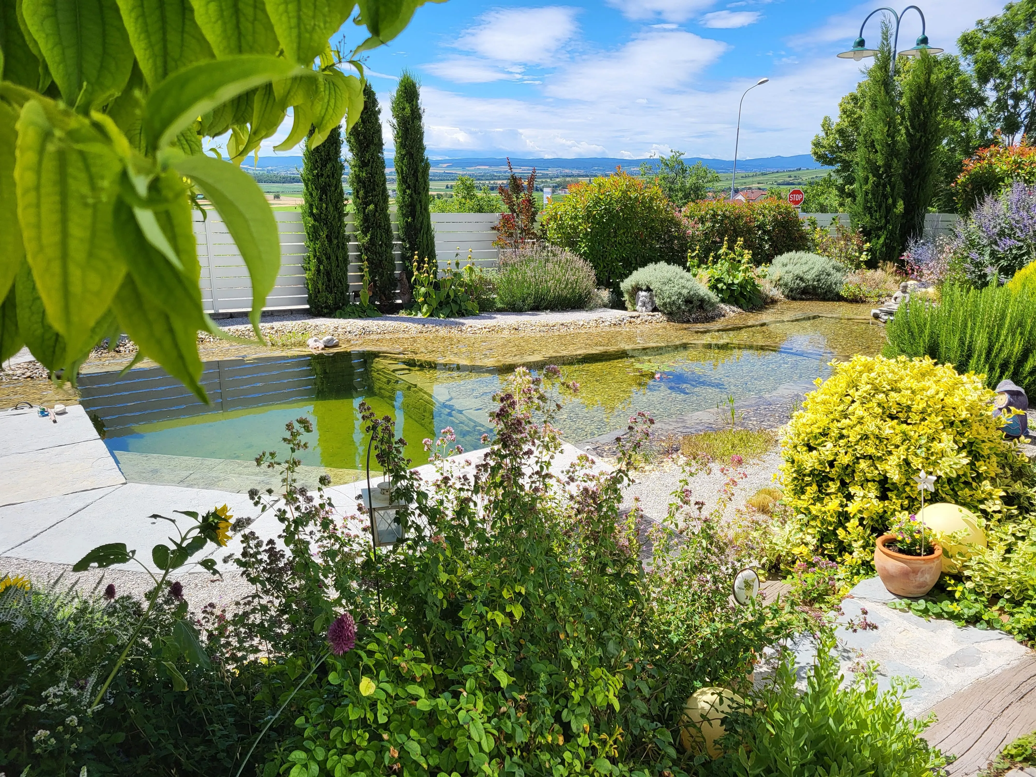 Mediterraner, klimaangepasster Garten mit Weitblick