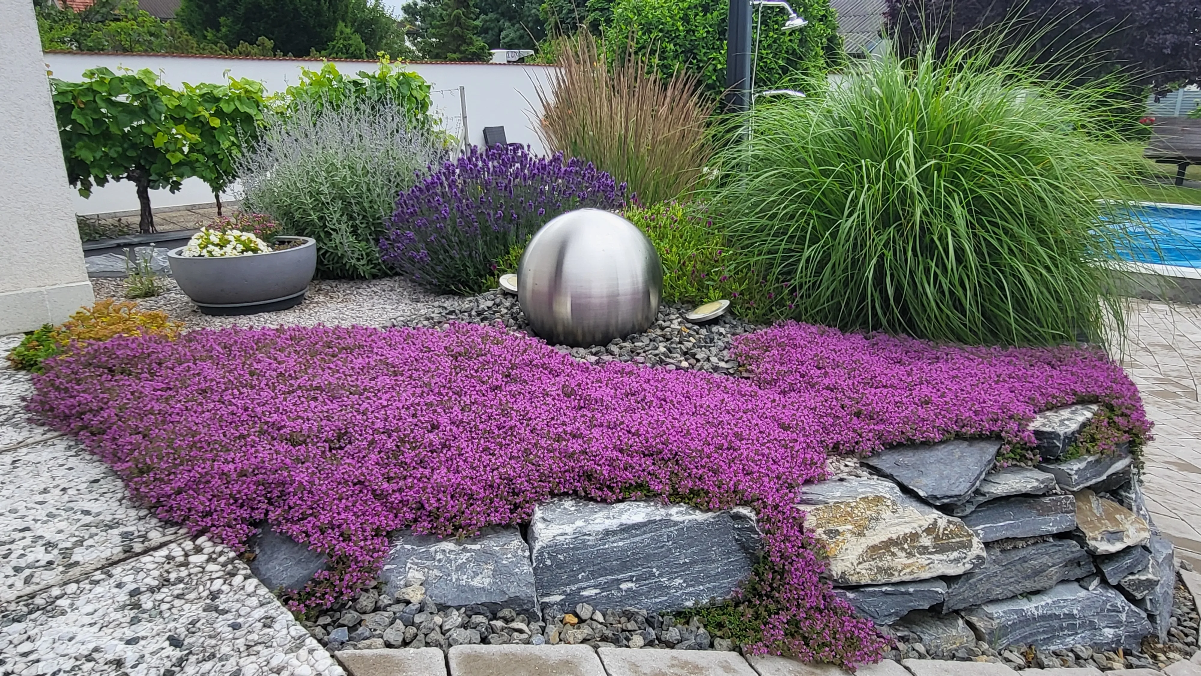 Terrassenbepflanzung mit trockenheitsverträglichen Stauden